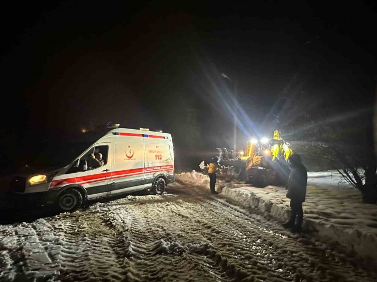 Mardin’de Yolda Mahsur Kalan Ambulansı Belediye Ekipleri Kurtardı