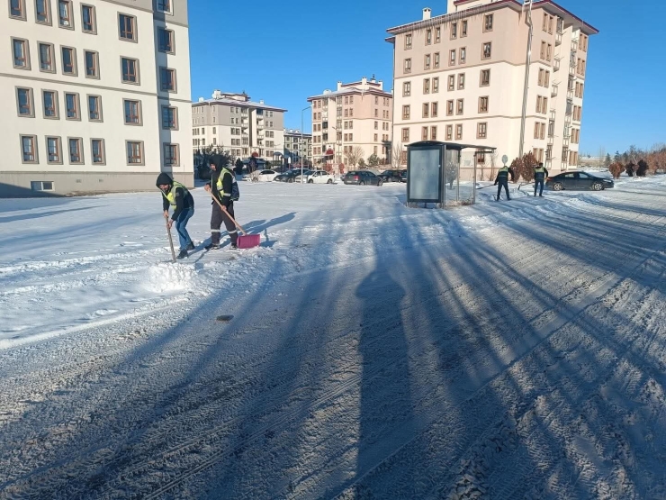 Aşkale’de Kar Sonrası Belediye Ekipleri Sahadaydı