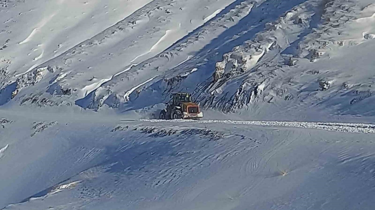 Eleşkirt’te Çığ Engeli Kaldırıldı, 55 Köy Yolu Ulaşıma Açıldı