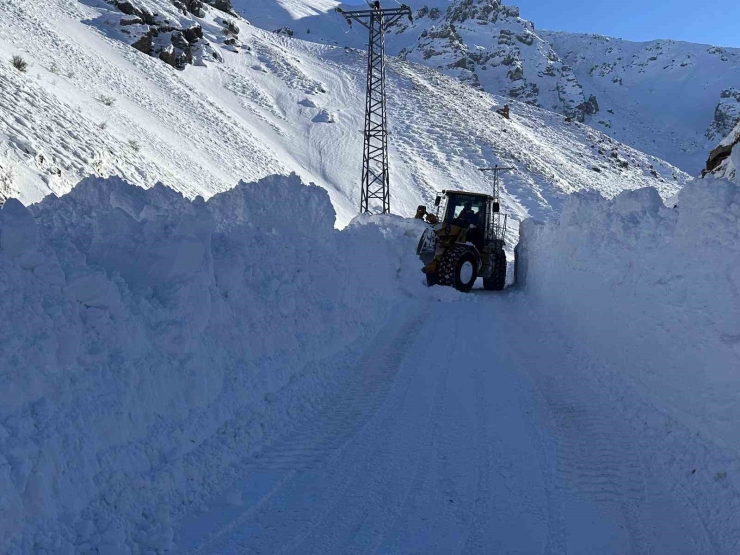 Eleşkirt’te Çığ Engeli Kaldırıldı, 55 Köy Yolu Ulaşıma Açıldı