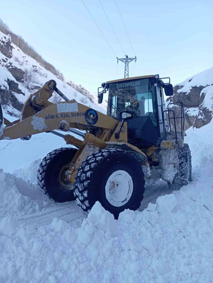 Eleşkirt’te Çığ Engeli Kaldırıldı, 55 Köy Yolu Ulaşıma Açıldı