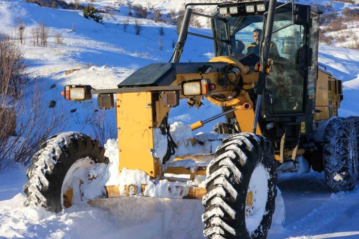 Bingöl’de Yoğun Kar Yağışı Sonrası Köy Yollarında Çalışmalar Devam Ediyor