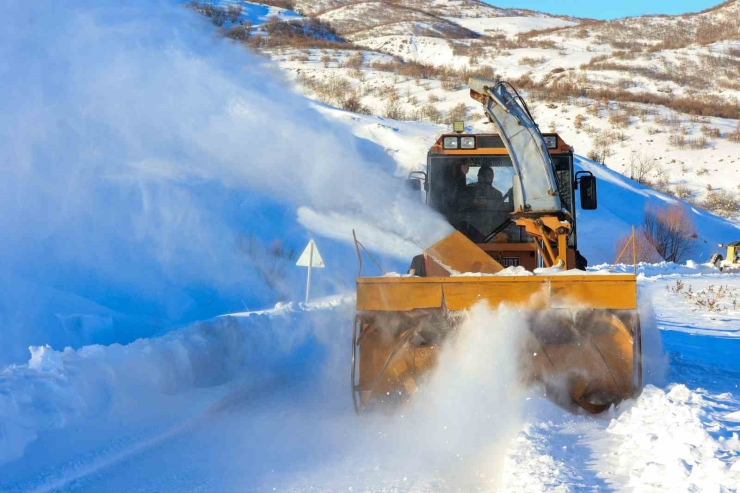 Bingöl’de Yoğun Kar Yağışı Sonrası Köy Yollarında Çalışmalar Devam Ediyor