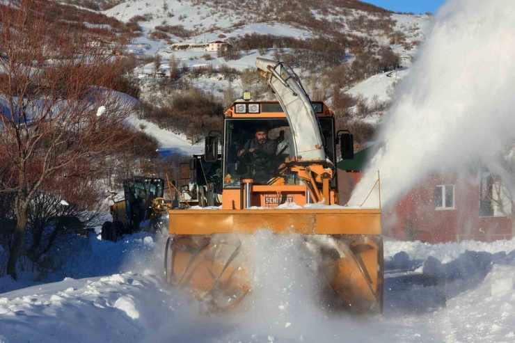 Bingöl’de Yoğun Kar Yağışı Sonrası Köy Yollarında Çalışmalar Devam Ediyor