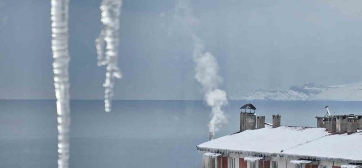Tatvan’da Sibirya Soğukları Etkili Oluyor: Çatılarda Metrelerce Buz Sarkıtları Oluştu