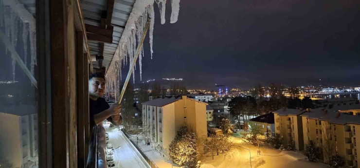Tatvan’da Sibirya Soğukları Etkili Oluyor: Çatılarda Metrelerce Buz Sarkıtları Oluştu