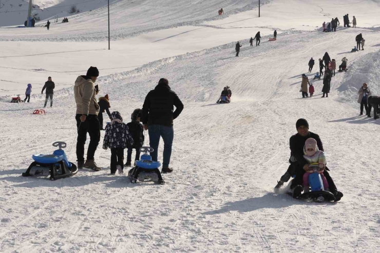 Kar Yağışı Sonrası Bitlis’te Kayak Tesislerinde Yoğunluk