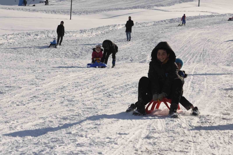 Kar Yağışı Sonrası Bitlis’te Kayak Tesislerinde Yoğunluk
