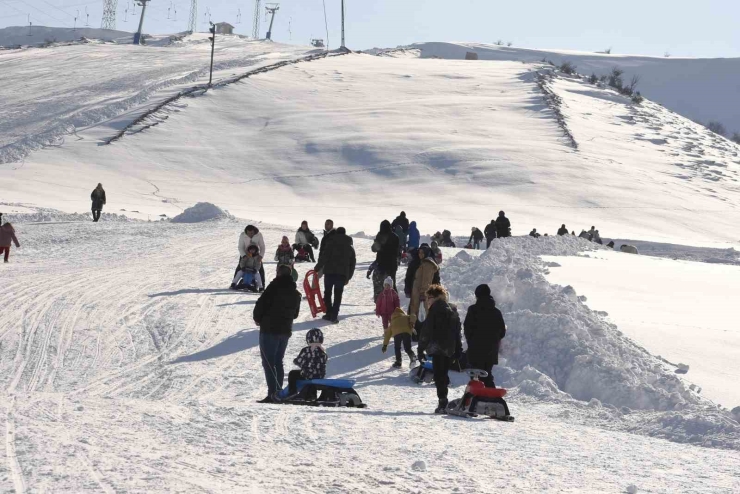Kar Yağışı Sonrası Bitlis’te Kayak Tesislerinde Yoğunluk