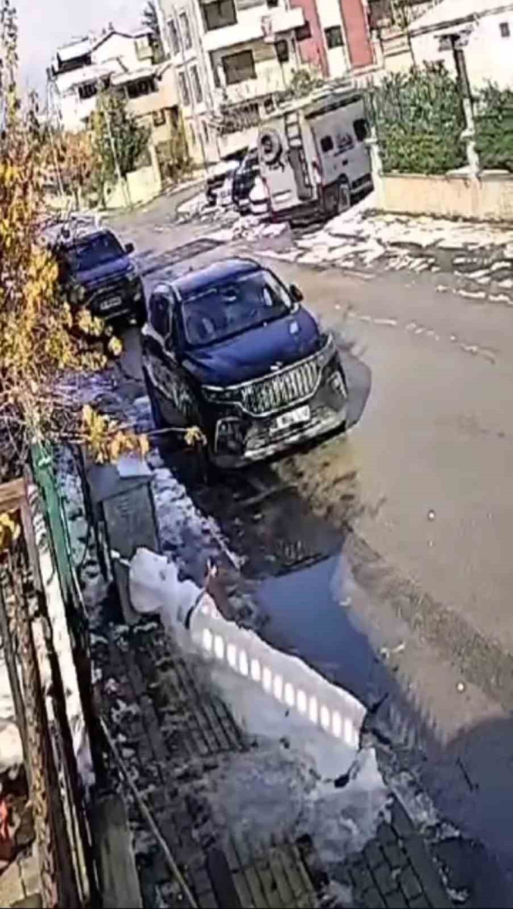 Güneşi Gören Kardan Adam Eriyip Kaldırımda Devrildi