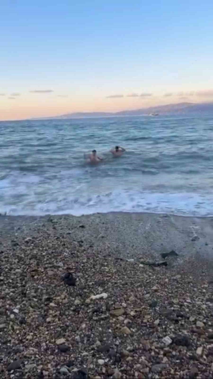 Bursa’da Dondurucu Soğukta Deniz Keyfi