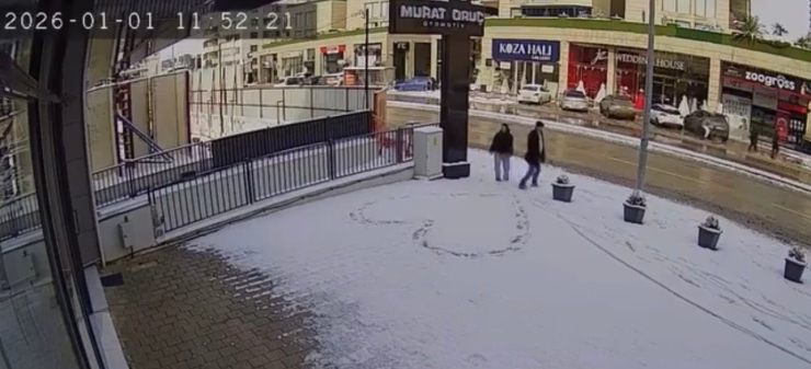Bursa’da Karla Kaplanan Kaldırımda Kalp Çizdiler, Güvenlik Kamerasını İzleyenlerin İçi Isındı