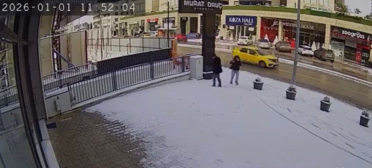 Bursa’da Karla Kaplanan Kaldırımda Kalp Çizdiler, Güvenlik Kamerasını İzleyenlerin İçi Isındı