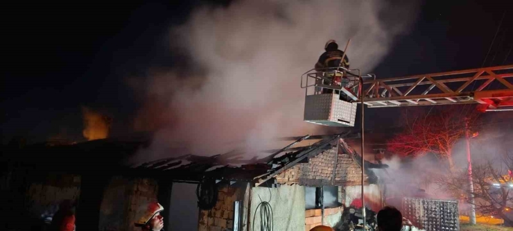 Çan’da Çıkan Yangında 1 Otomobil Ve 1 Motosiklet Yandı