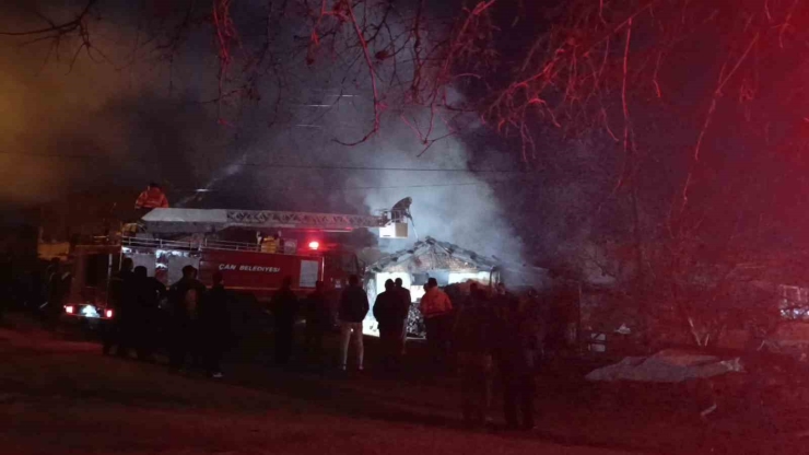 Çan’da Çıkan Yangında 1 Otomobil Ve 1 Motosiklet Yandı