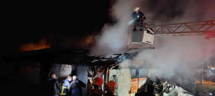 Çan’da Çıkan Yangında 1 Otomobil Ve 1 Motosiklet Yandı