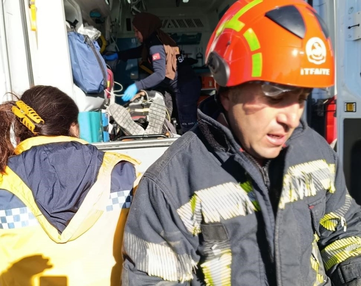 Devrilen Traktör Sürücüsü İtfaiye Tarafından Kurtarıldı