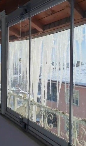 Elazığ’da Metrelerce Buz Sarkıtı Oluştu