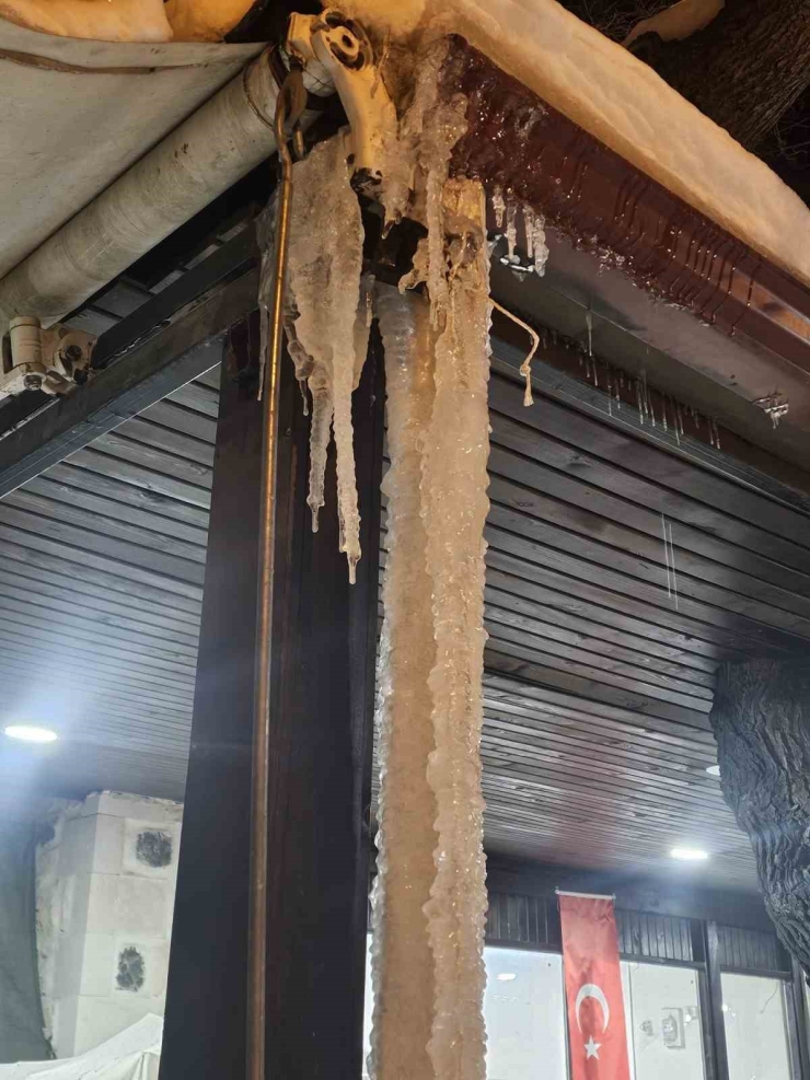 Elazığ’da Metrelerce Buz Sarkıtı Oluştu