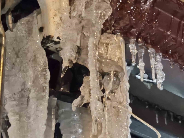 Elazığ’da Metrelerce Buz Sarkıtı Oluştu