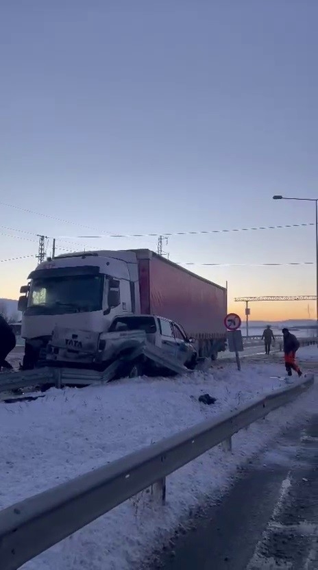 Erzurum’da Yollardaki Buzlanma Trafik Kazalarına Neden Oldu