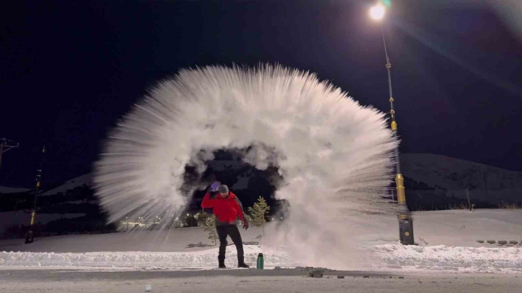 Erzurum’da Kaynar Su Havada Dondu