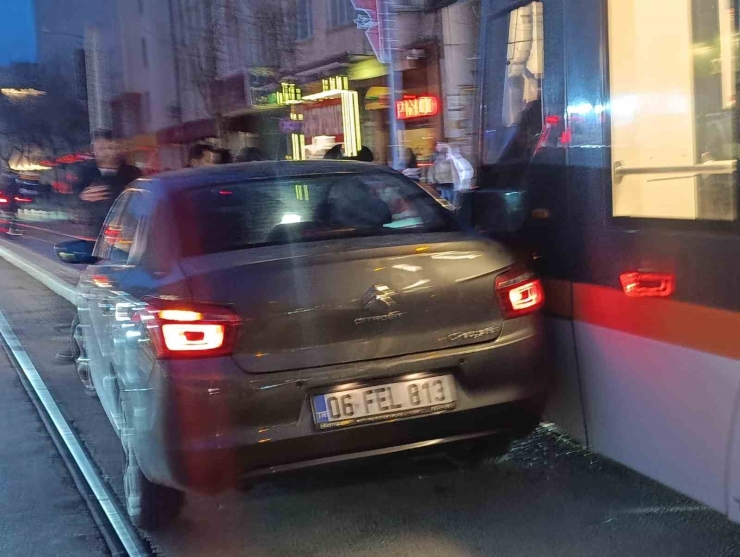 Otomobilin Tramvayla Çarpıştığı Kazada Maddi Hasar Oluştu
