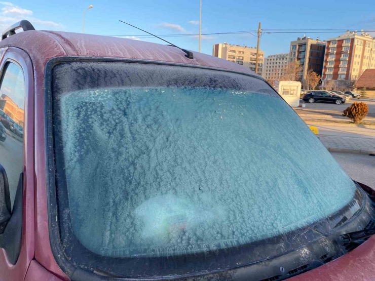 Hava Sıcaklığı Sıfır Derecenin Altına Düştü, Araçlar Buzla Kaplandı