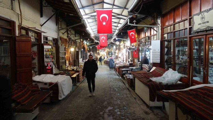 Gaziantep’te Kar Yağışı Tarihi Çarşıları Sessizliğe Bürüdü