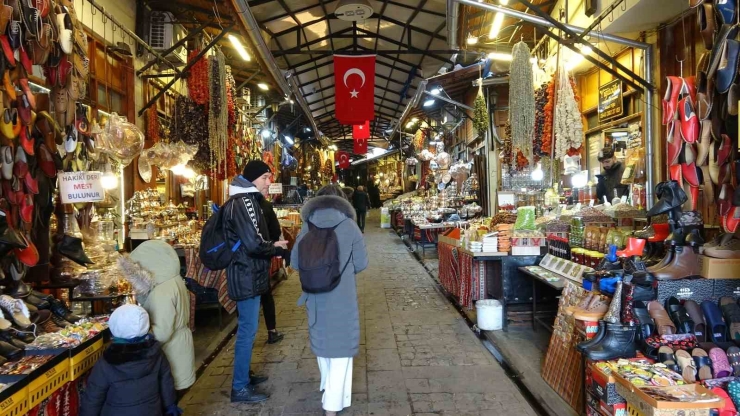 Gaziantep’te Kar Yağışı Tarihi Çarşıları Sessizliğe Bürüdü