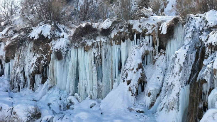 Erzincan’da Doğa Dondu, Girlevik Şelalesi Buz Kesti