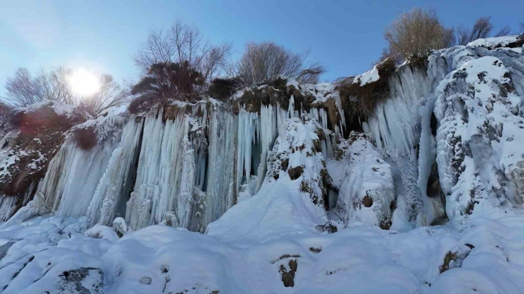 Erzincan’da Doğa Dondu, Girlevik Şelalesi Buz Kesti