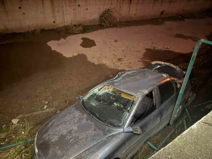 Otomobilin Su Kanalına Uçtu: 3 Yaralı