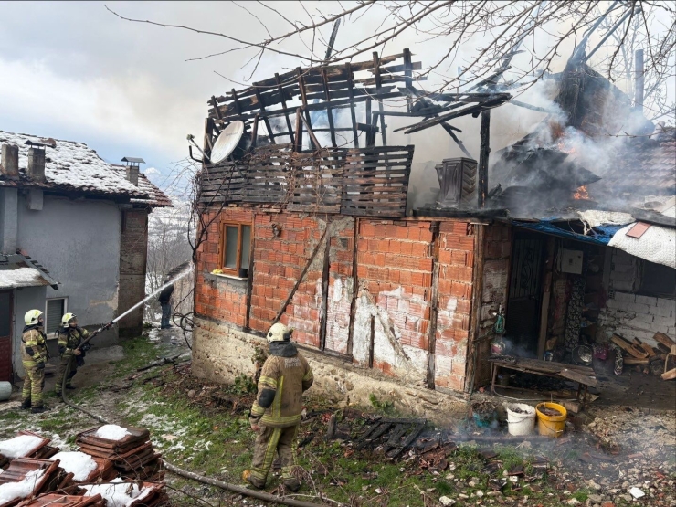 İ̇negöl’de Korkutan Yangın: Tek Katlı Ev Küle Döndü
