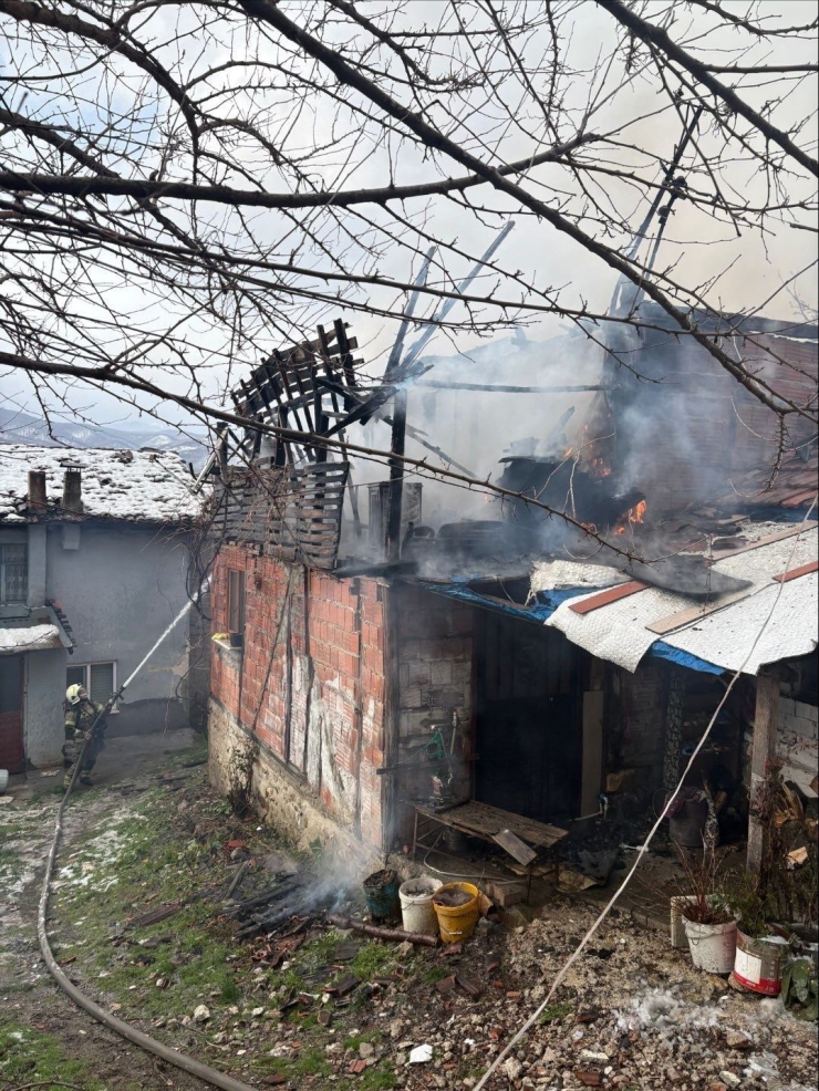 İ̇negöl’de Korkutan Yangın: Tek Katlı Ev Küle Döndü