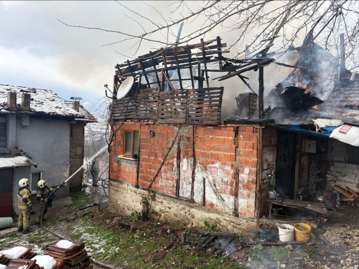 İ̇negöl’de Korkutan Yangın: Tek Katlı Ev Küle Döndü