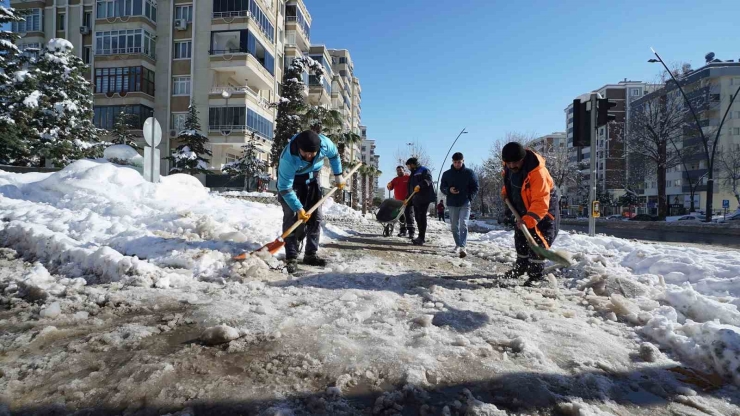 Kahramanmaraş’ta Kar Temizleme Çalışmaları Sürüyor
