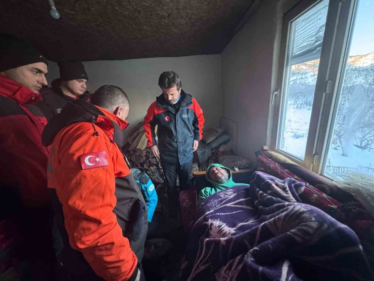 18 Saatlik Zorlu Operasyonla Mahsur Kalan Hasta Kurtarıldı