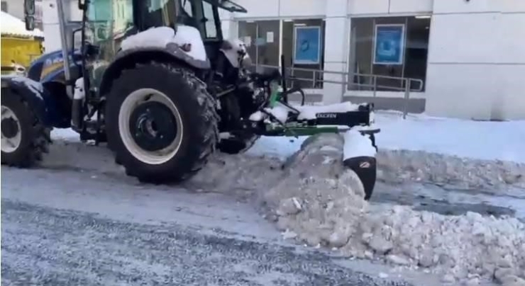 Karsta Esnaf Karla Mücadeleye Satış Yaptığı Traktörlerle Destek Verdi
