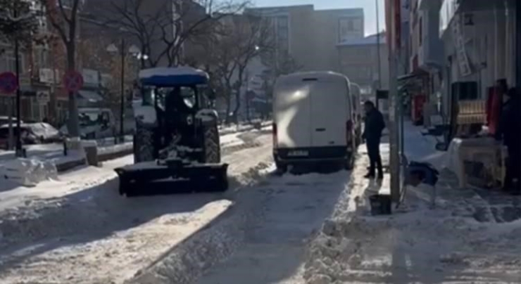 Karsta Esnaf Karla Mücadeleye Satış Yaptığı Traktörlerle Destek Verdi