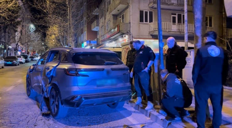 Kaza Sonrası "eşimle Kavga Ettim" Diyerek Arabayı Bırakıp Olay Yerinden Firar Etmiş