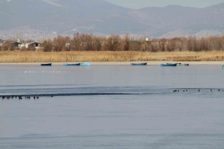 Şiddetli Soğuklar Beyşehir Gölü Kıyılarının Buz Tutmasına Yol Açtı