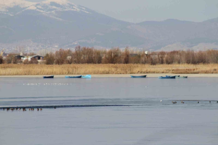 Şiddetli Soğuklar Beyşehir Gölü Kıyılarının Buz Tutmasına Yol Açtı