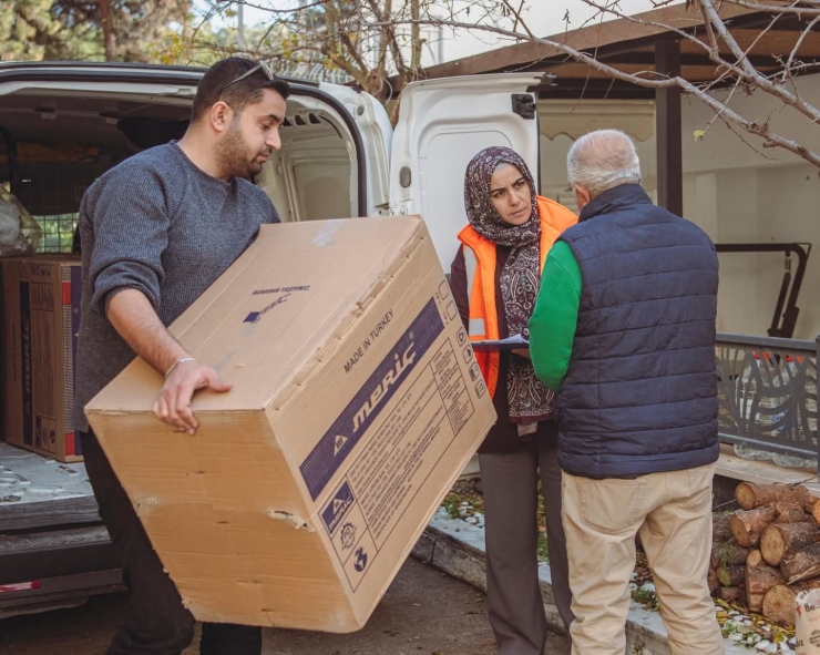 Kuşadası Belediyesi’nin Soba Yardımı Başladı