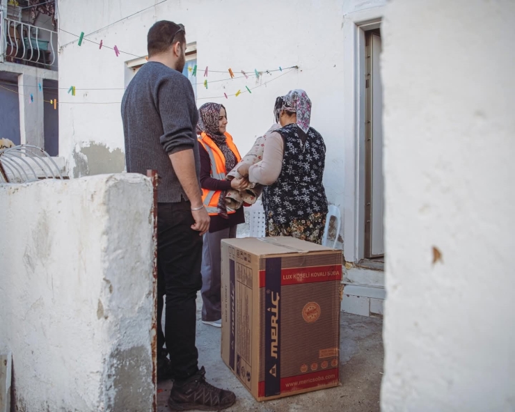 Kuşadası Belediyesi’nin Soba Yardımı Başladı