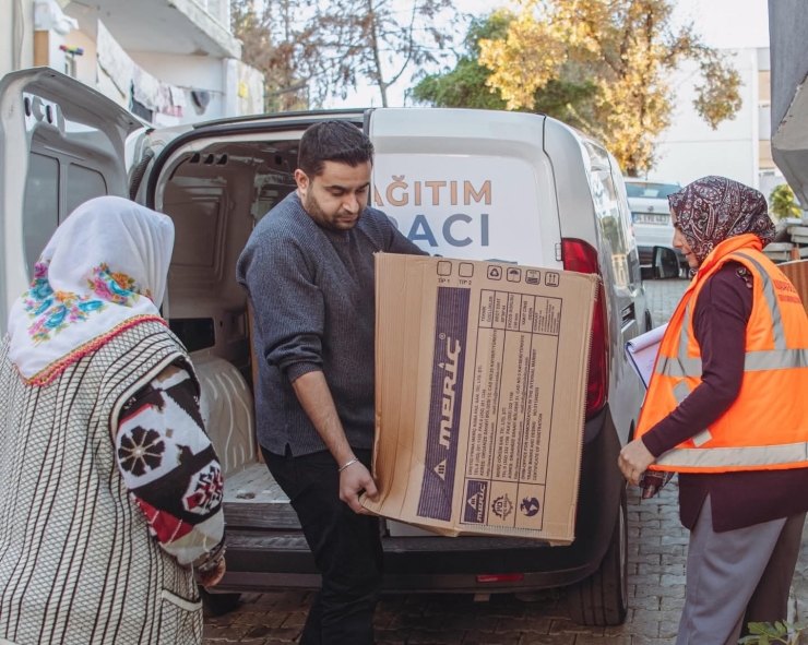 Kuşadası Belediyesi’nin Soba Yardımı Başladı