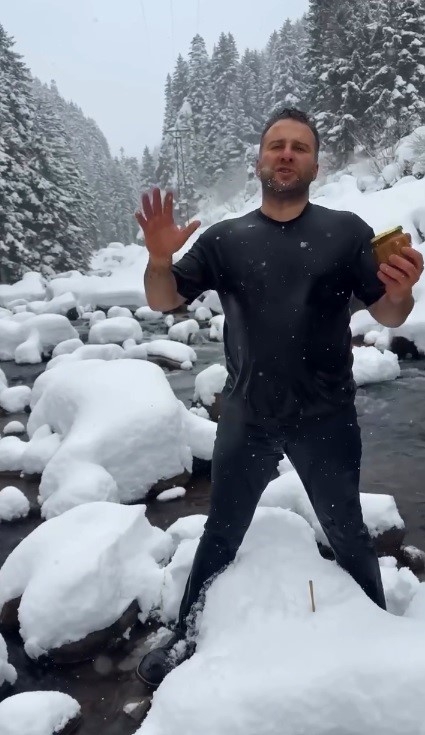 Kar Ve Soğuğa Aldırmadı, Ürününü Tanıtmak İçin Dereye Girdi