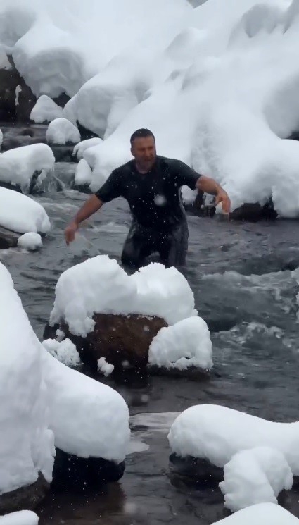 Kar Ve Soğuğa Aldırmadı, Ürününü Tanıtmak İçin Dereye Girdi