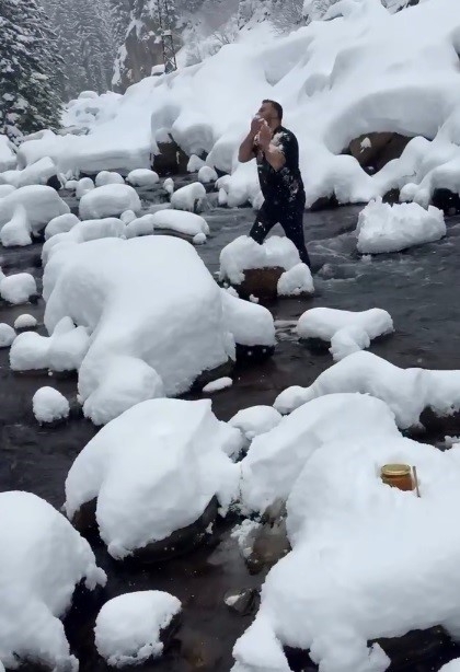 Kar Ve Soğuğa Aldırmadı, Ürününü Tanıtmak İçin Dereye Girdi