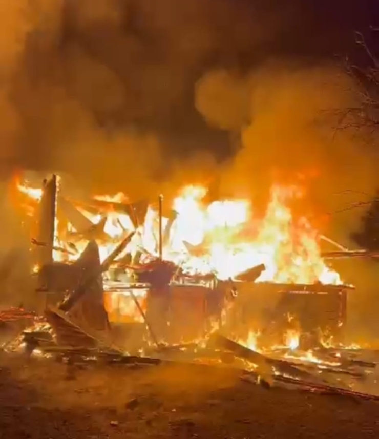 Samsun’da Gece Yarısı Korku Dolu Anlar: Kırsal Mahallede İki Ev Alevlere Teslim Oldu